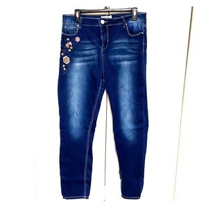 Skinny jeans with flower embroidery on one side